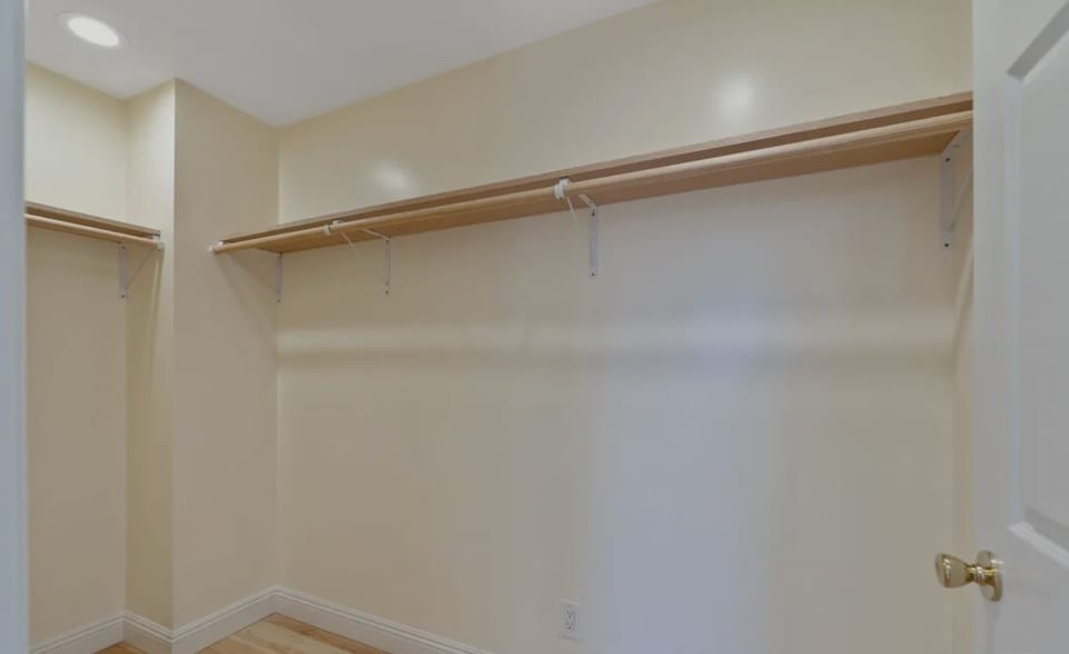 Building Photo - 2018 Hillcrest Dr