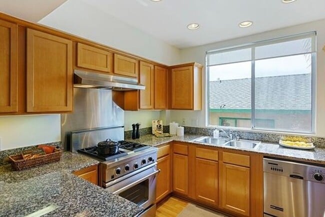 Building Photo - Rare Opportunity to Rent Spacious & Bright WLA Condo