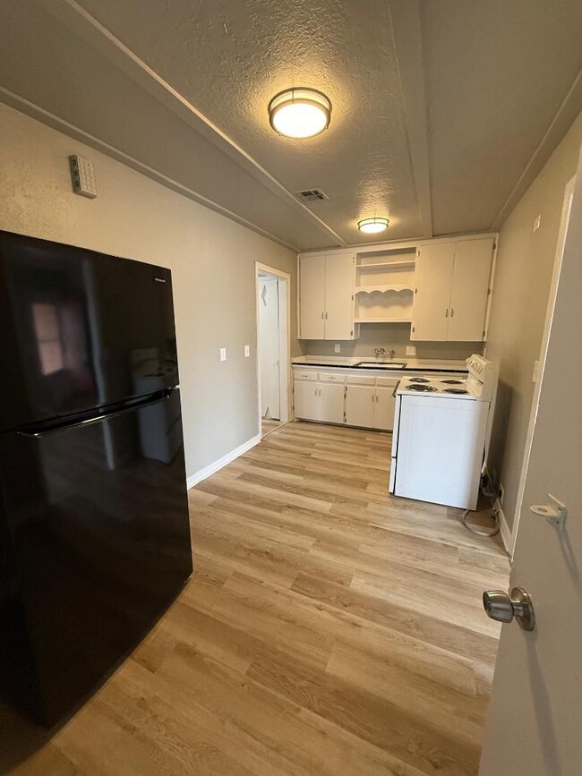 Building Photo - 1 Bedroom 1 Bathroom Duplex For Lease Now!