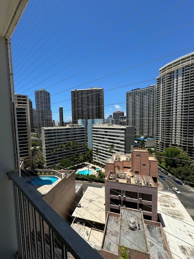Building Photo - Partially Furnished Studio in Waikiki