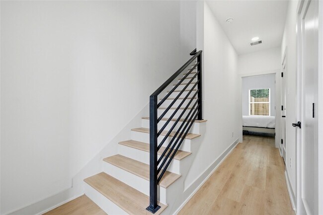 Building Photo - 5509 Hershe St