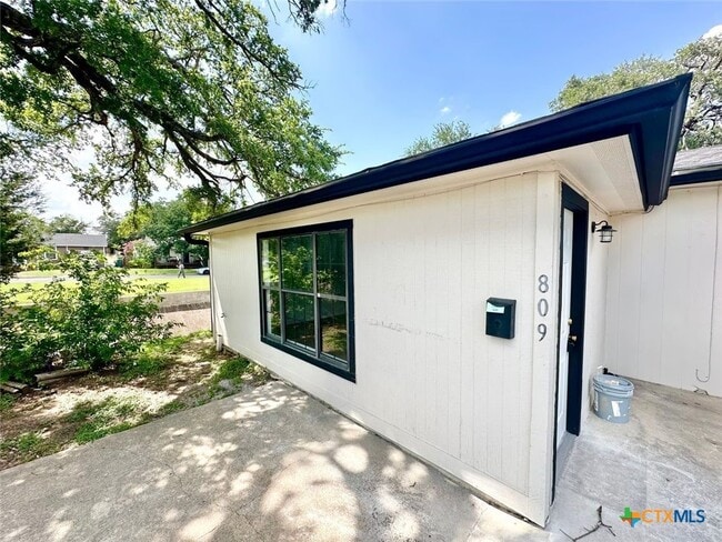 Primary Photo - 809 W Avenue D