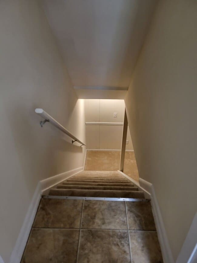 Building Photo - RARE 3-Bed Townhome in Fox Ridge Manor!