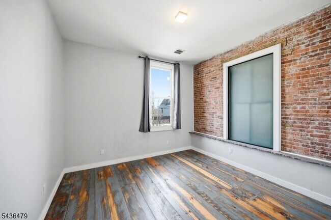 Building Photo - 180 Spring St