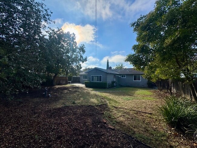 Building Photo - Stunning 3-bedroom, 2-bathroom home with a bonus room/office!