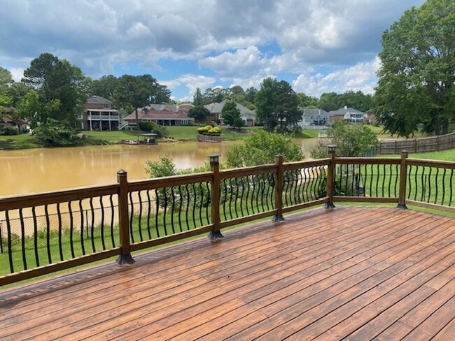 Building Photo - Lakefront family home