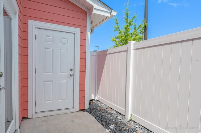 Building Photo - 3530 Pampas Dr