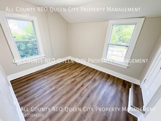 Building Photo - 221 W Parkwood Dr