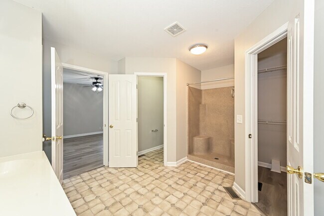 Building Photo - 2910 Iona Dr
