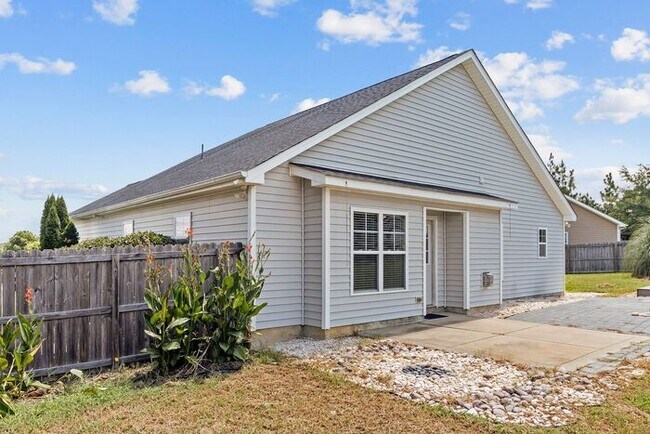 Building Photo - Well-Maintained 3 Bedroom, 2 Bath Home