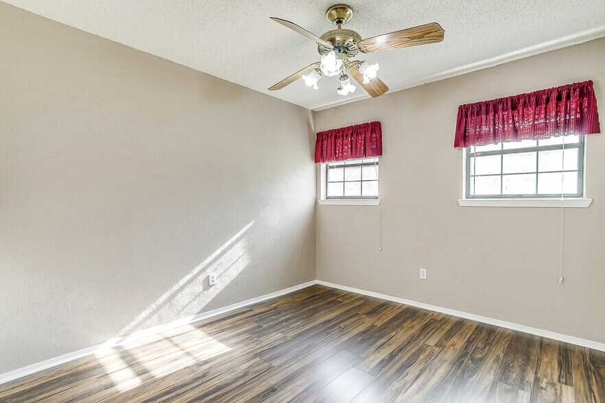 Building Photo - 1104 Sproles Dr