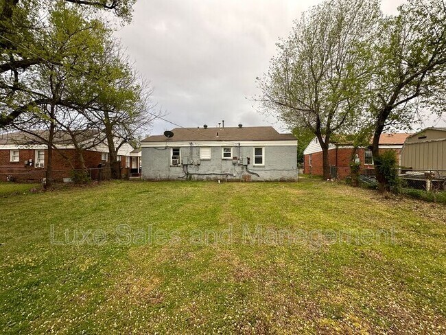Building Photo - 421 E Showalter Dr