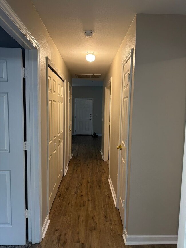 Building Photo - Three Bedroom Updated First Floor Condo at The Legends