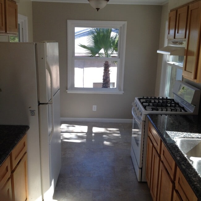 Building Photo - Beautiful 2bd/1ba Upstairs Duplex with a H...