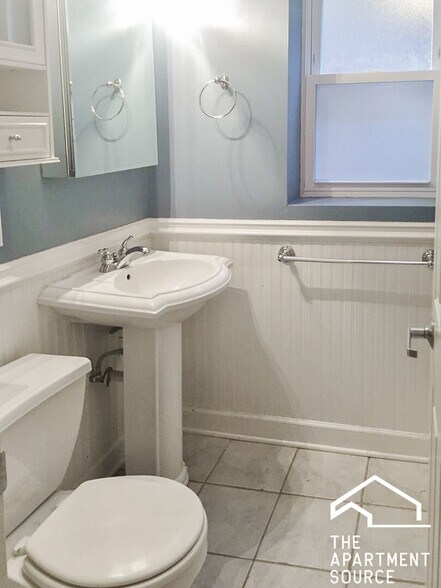 Building Photo - 624 W Roscoe St