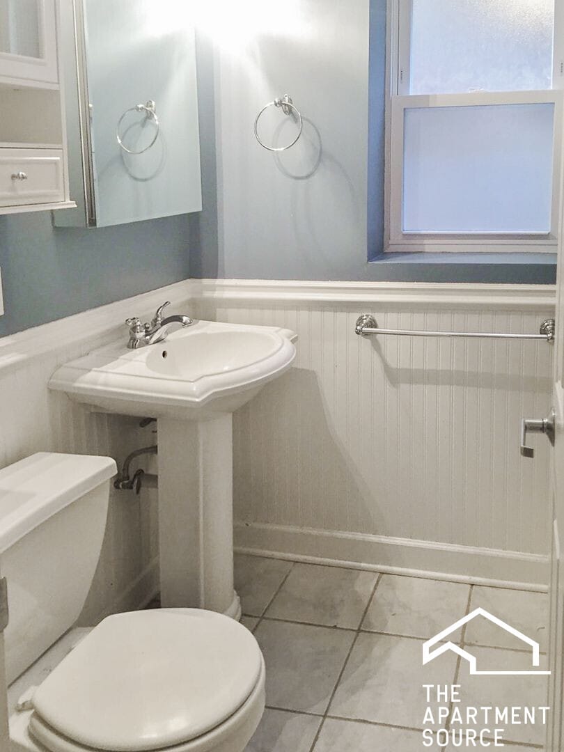 Building Photo - 624 W Roscoe St