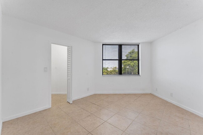Building Photo - 212 Lake Pointe Dr