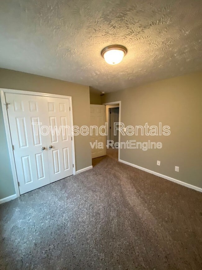 Building Photo - 3013 Rosemeade Dr