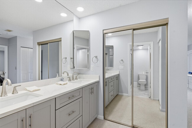 Building Photo - 9292 Vista Del Lago