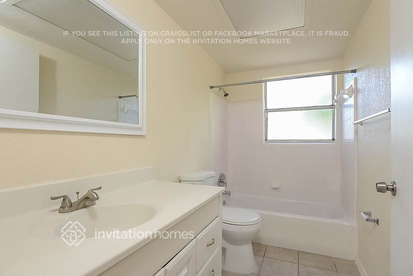 Building Photo - 2160 Riviera Dr