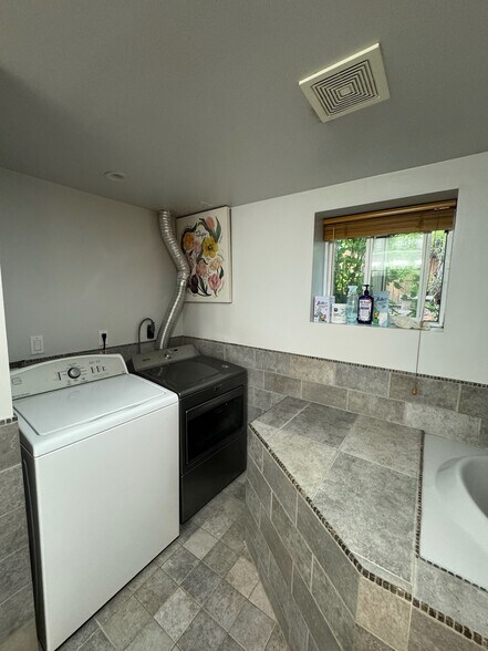 Building Photo - 634 NE 28th Ave