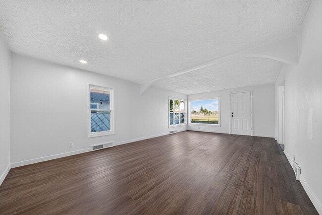 Building Photo - 1503 E Wellesley Ave