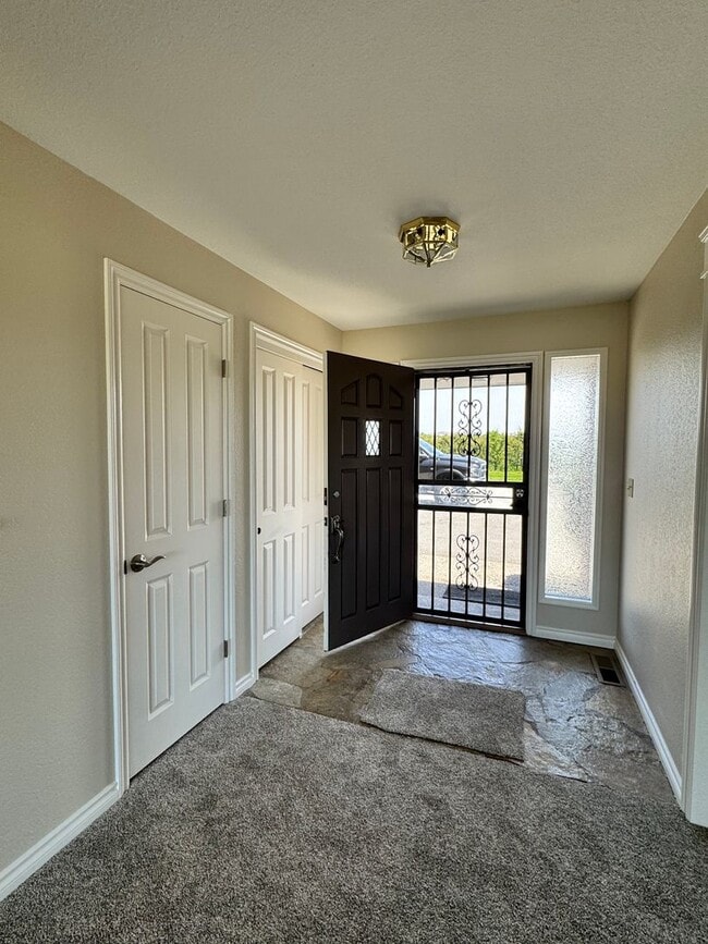Building Photo - Large lower valley home, freshly remodeled...