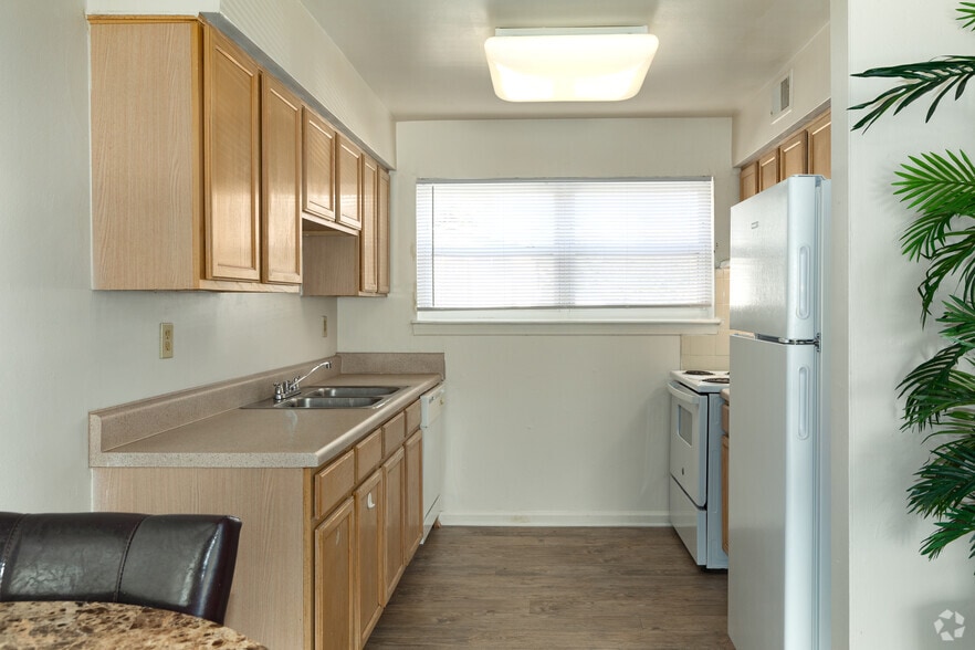 Primary Photo - Admiral's Way Apartments