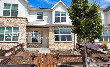 Building Photo - 3 Bed/2.5 Bath Town Home with Garage / Available Now!