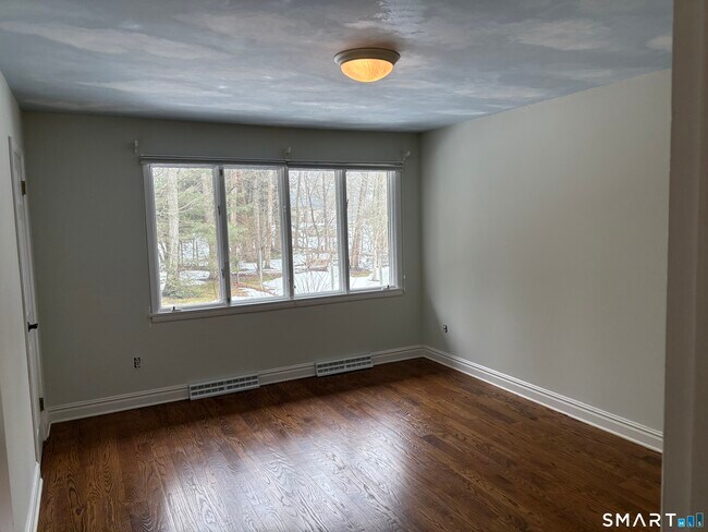 Building Photo - 950 Rock Rimmon Rd