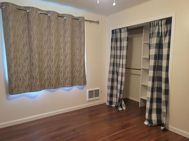 Building Photo - 3 Bedroom 1 Bath Home with Shop