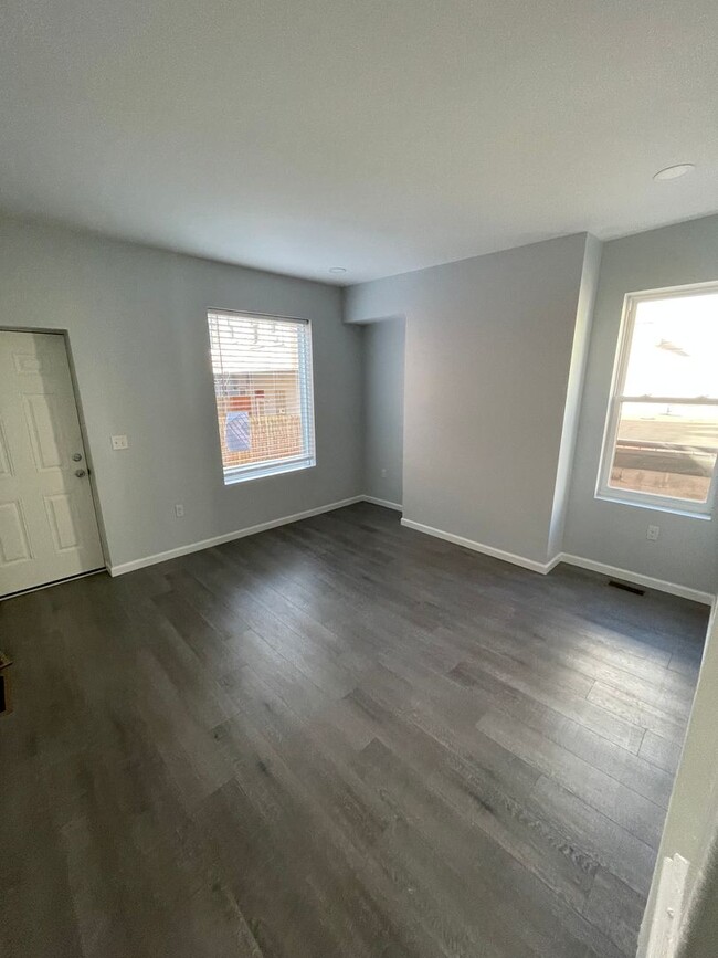 Building Photo - 2 Bedroom 1.5 bath updated  Property in Oa...