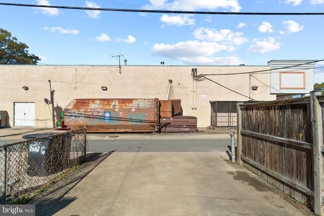 Building Photo - 510 E Nelson Ave