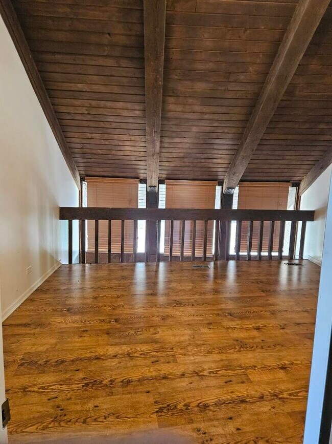 Building Photo - 6660 Wood River Dr