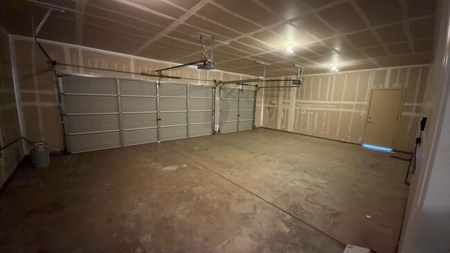 Building Photo - 2390 River Rock Dr
