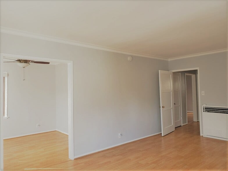 HIGH CIELINGS w/ CROWN MOLDING - 305 N Palm Ave