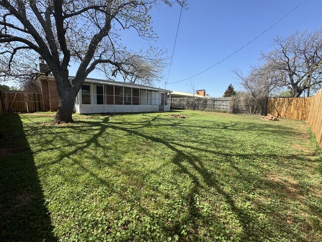 Building Photo - 419 E Rogers Dr