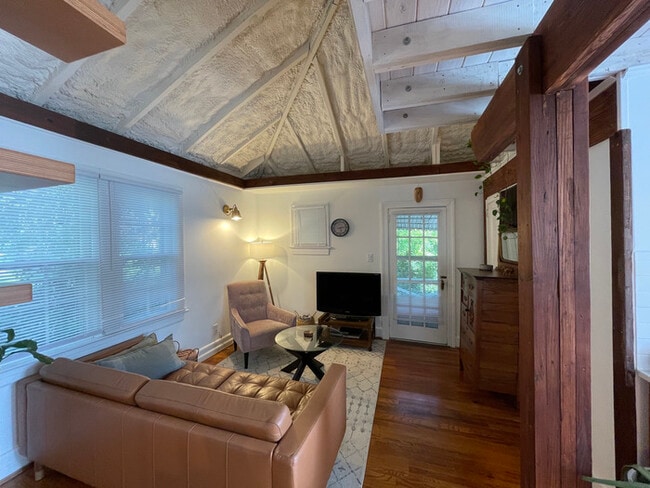 Building Photo - Exquisite lofted studio