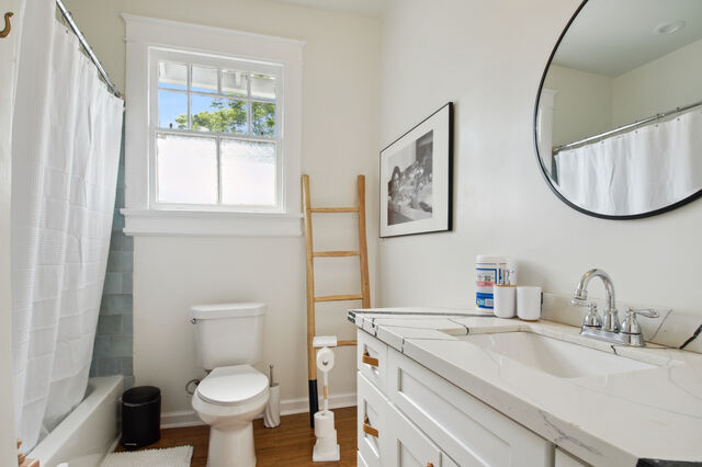 Main Bathroom - 5524 Willow St
