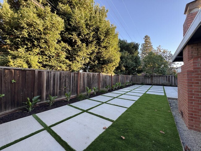 Building Photo - 864 S Bernardo Ave