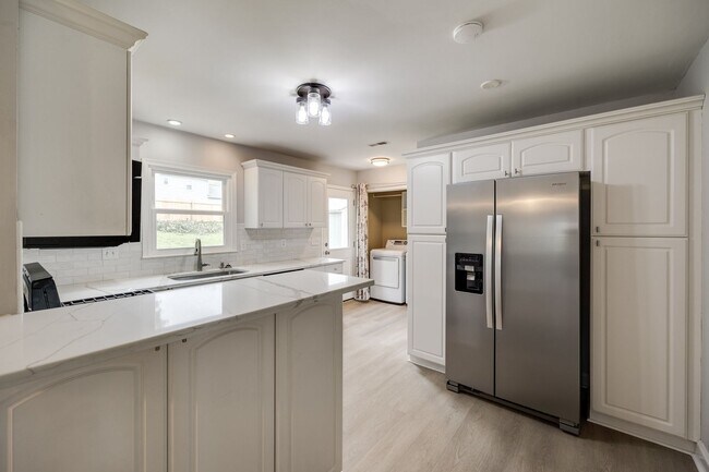 Building Photo - Beautiful 3 bedroom 2 full bath Ranch on a cul-de-sac in Charlotte's Walnut Creek community.