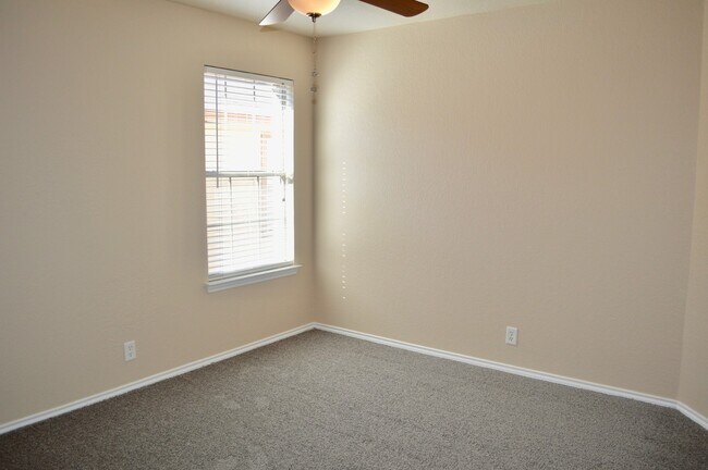Building Photo - Newly remodeled 3 bed 2 bath