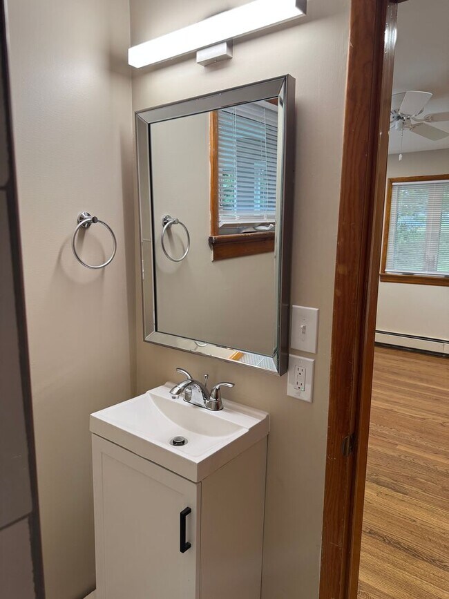 Building Photo - Stunning 3-bedroom, 3-bathroom single family home