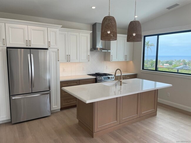 Building Photo - 313 Sunset Dr