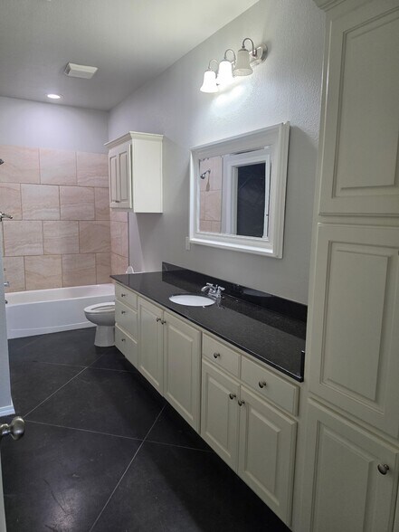 Building Photo - 607 Lochridge St