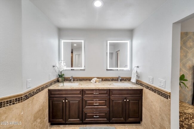 Building Photo - 10546 E Topaz Cir