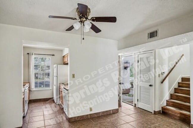 Building Photo - Two-Level Townhome in DeSoto Courts