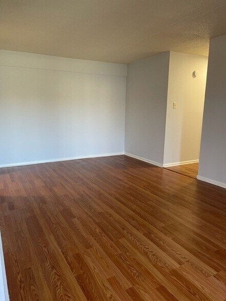 Building Photo - 2409 Pond View Dr