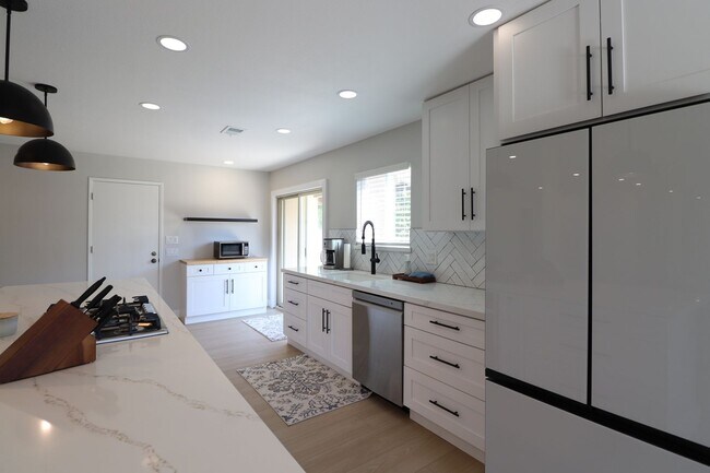 Building Photo - 586 Poppy Ln