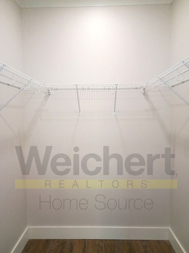 Building Photo - Stylish Downtown 1-Bedroom with Modern Updates